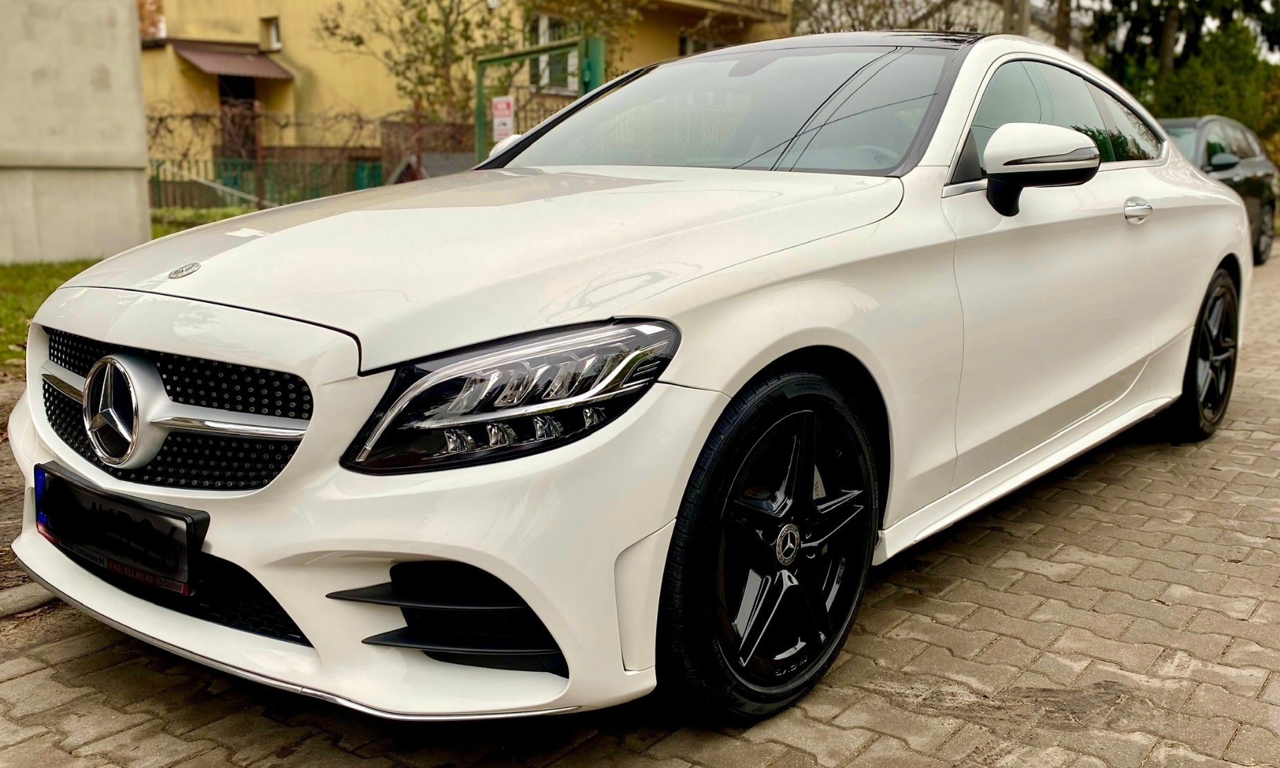 Mercedes_C_head-min